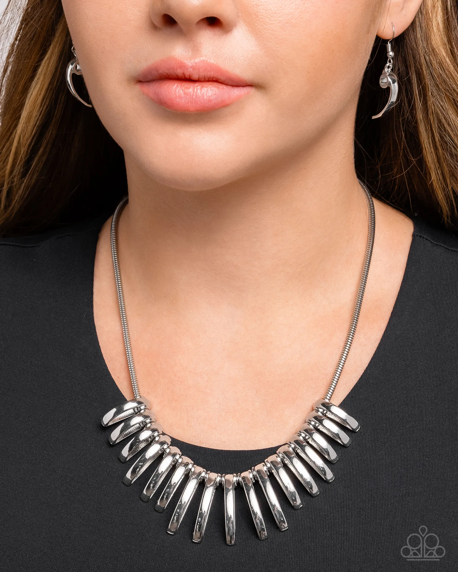 Paparazzi Chasing Chic - Silver Necklace P2ST-SVXX-244XX